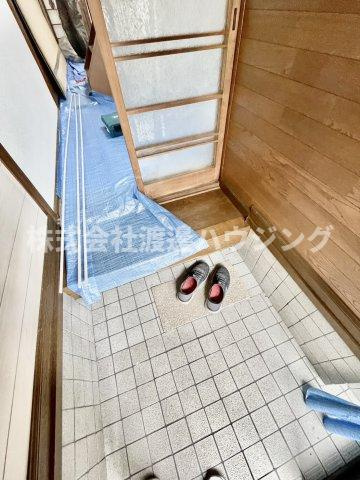 南津の辺町貸家の玄関