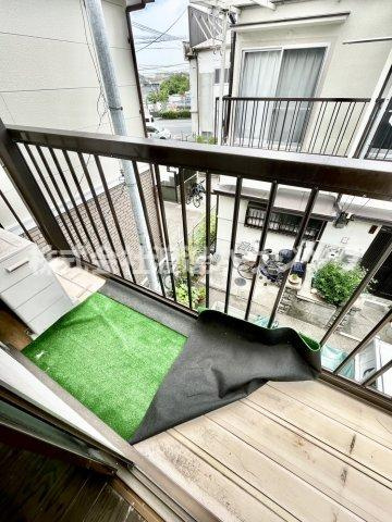 南津の辺町貸家のバルコニー