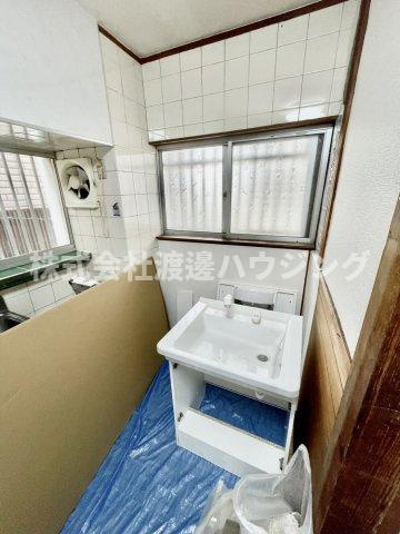 南津の辺町貸家の洗面所