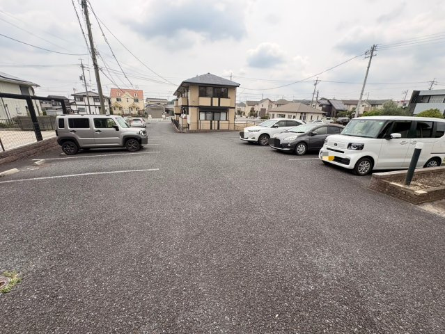 グランドゥールスードA棟の駐車場
