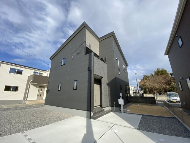【いわき市平城東１丁目／11号棟】　◆開放的な角地♪　◆ランドリールーム有り♪の駐車場|同施工◆カースペースの写真です◆
陽当りの良い駐車場は週末の洗車も快適です♪お車の他にも、自転車をとめられそうなスペースもございます。
