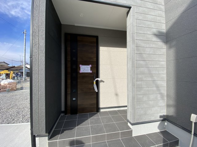 【いわき市平城東１丁目／11号棟】　◆開放的な角地♪　◆ランドリールーム有り♪の玄関|同施工　ゆったりとした玄関です
