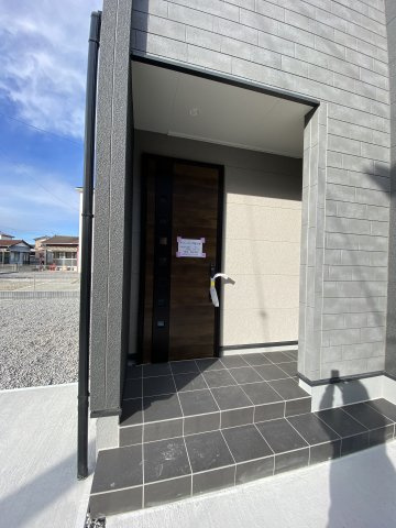 【いわき市平城東１丁目／11号棟】　◆開放的な角地♪　◆ランドリールーム有り♪の玄関|同施工◆玄関の写真です◆お洒落で明るい玄関は、お客様にも喜ばれそうです♪♪

