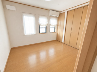 【洋室】 | 宝塚市安倉中４丁目中古戸建 | ２階洋室８帖です♪たいへん明るい室内です！１大きなクローゼットが魅力な室内です！！※画像はリフォームしたイメージです。