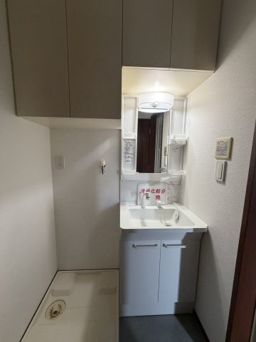 東村山市恩多町　二世帯住宅の独立洗面台