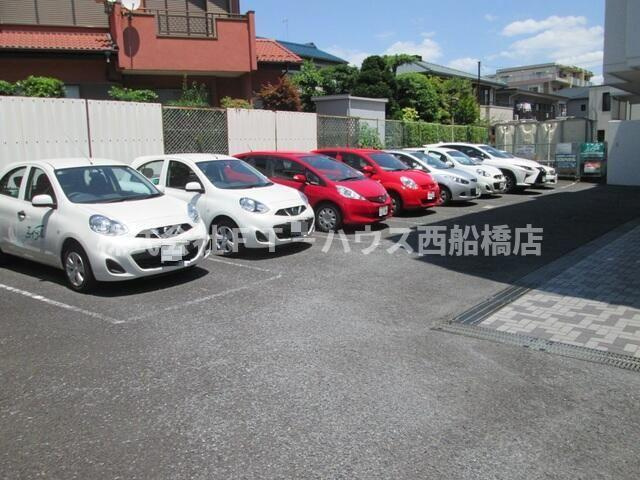ロイヤルマンション市川の駐車場
