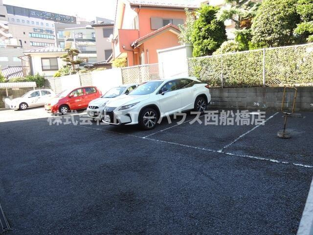 ロイヤルマンション市川の駐車場