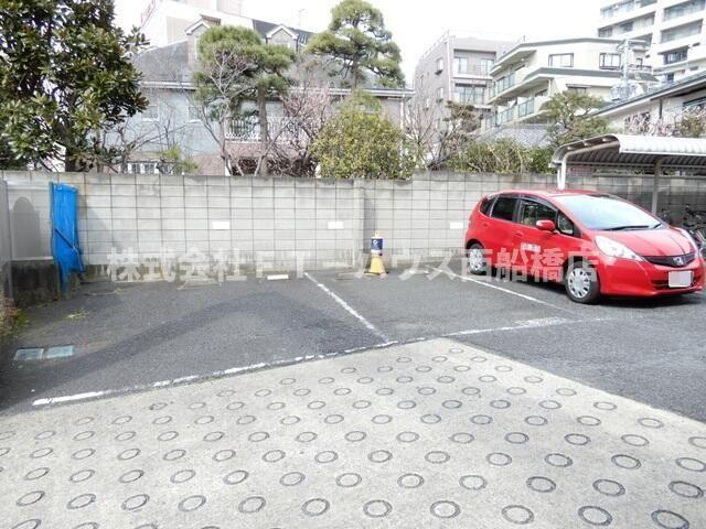 ロイヤルマンション市川の駐車場