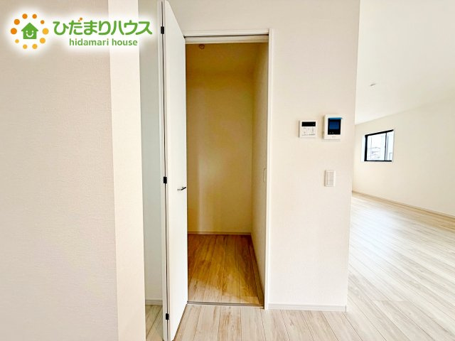 【収納】 | 水戸市吉沢町5期　新築戸建　1号棟 | 暮らしのちょうど良いところにクローゼットを配置することで家の中がスッキリと片付きます。掃除道具や家族それぞれの小物などを適材適所で収納可能。