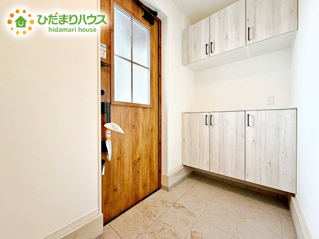 【玄関】 | 水戸市吉沢町5期　新築戸建　1号棟 | 玄関がひろいので親子で並んで仲良く靴が履けますね(^^)/