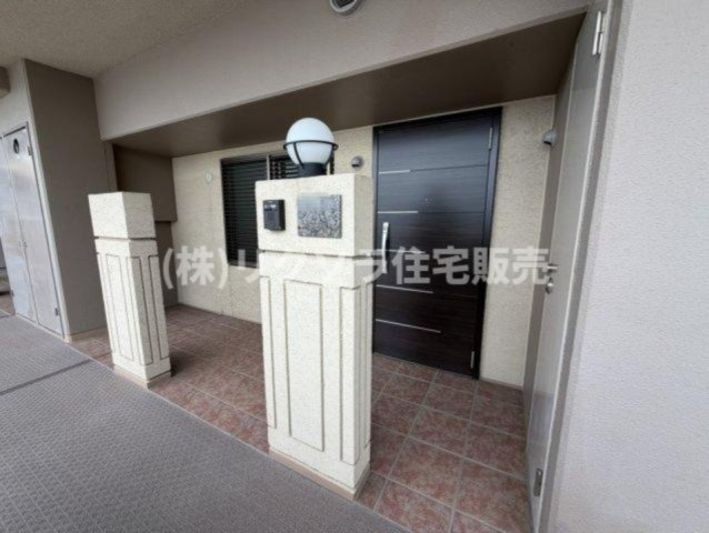 ルネヒューマンズガーデン枚方の玄関|ポーチ付き
■物件内覧・資金計画相談・住宅ローン相談、リフォーム相談、お問合せ受付中■
※当日・翌日のご内覧、ご相談はお電話でのお問合せがスムーズです！