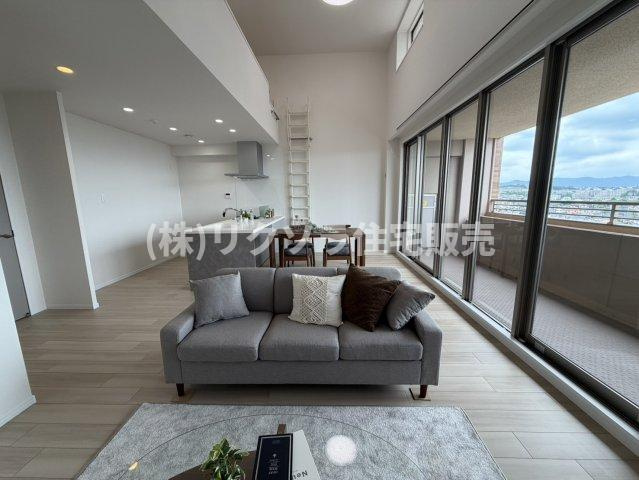 ルネヒューマンズガーデン枚方の居間・リビング|LDK19.4帖
■物件内覧・資金計画相談・住宅ローン相談、リフォーム相談、お問合せ受付中■
※当日・翌日のご内覧、ご相談はお電話でのお問合せがスムーズです！