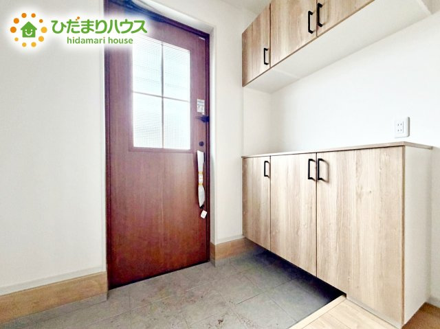 【玄関】 | 水戸市吉沢町5期　新築戸建　2号棟 | ゆったりと明るい玄関がご家族や来客をお出迎え。機能的な大型シューズボックスは長物もしっかりと収納できます。