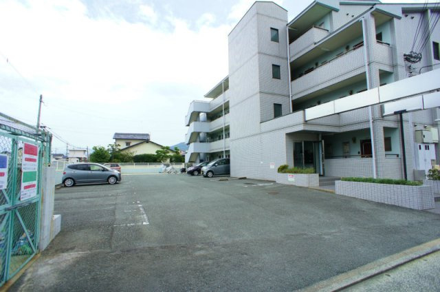 アザレアハイツ江崎の駐車場|駐車場に車を止められます