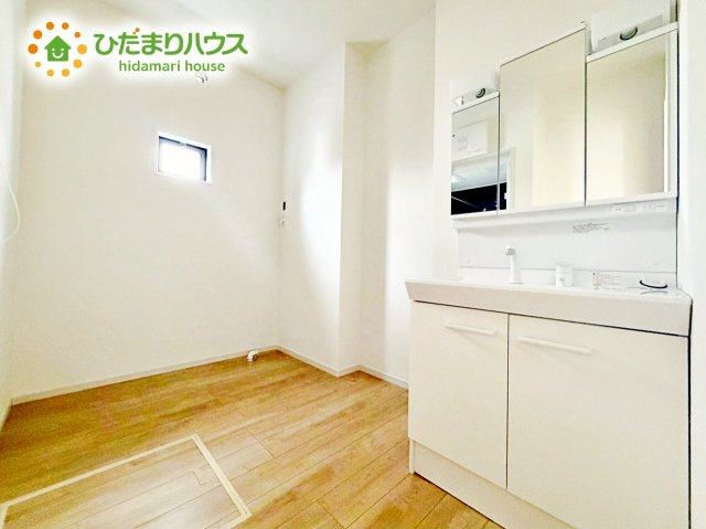 【独立洗面台】 | 水戸市吉沢町5期　新築戸建　3号棟 | 三面鏡は自分では見えにくいところまで見ることができるので、身だしなみを整える際などにはとても便利です(*^^*)