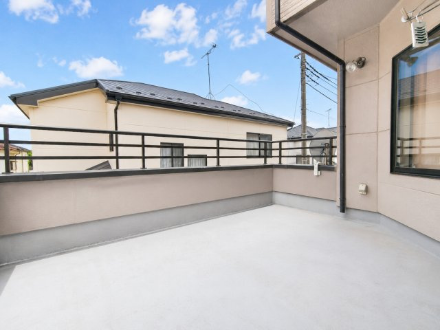 越谷市大字大杉　二世帯中古注文住宅のバルコニー|バルコニーは広々！プールやBBQも出来ちゃいます！
デジタル加工された写真です。