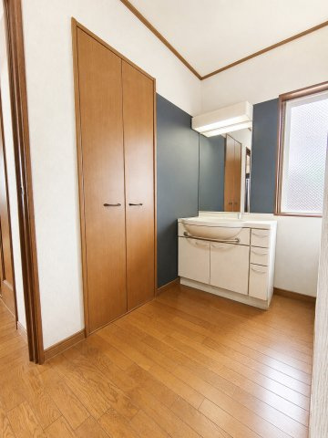 越谷市大字大杉　二世帯中古注文住宅の独立洗面台|2階にも洗面所があり！収納もついてます！！
デジタル加工された写真です。