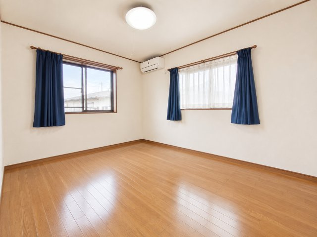 越谷市大字大杉　二世帯中古注文住宅の洋室|リビング横の洋室はとっても広々！書斎やウォークインクローゼットもあり！
デジタル加工された写真です。
