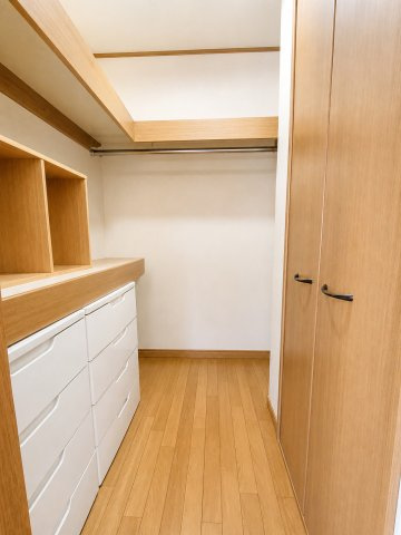 越谷市大字大杉　二世帯中古注文住宅の収納|憧れのウォークインクローゼット！とっても広々です！
デジタル加工された写真です。