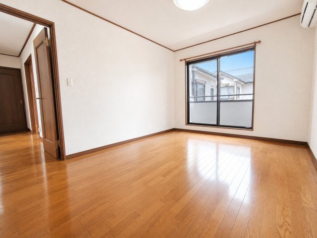 越谷市大字大杉　二世帯中古注文住宅の洋室|大変綺麗にお使いです！
デジタル加工された写真です。