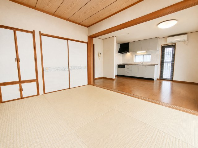 越谷市大字大杉　二世帯中古注文住宅の居間・リビング|１階LDKと続き間和室を広々です！
デジタル加工された写真です。