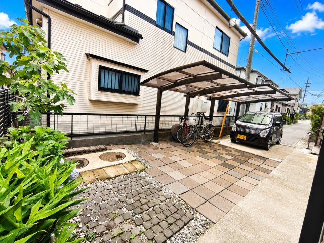 越谷市大字大杉　二世帯中古注文住宅の庭|カーポートとサイクルもあり！庭も広々！
デジタル加工された写真です。
