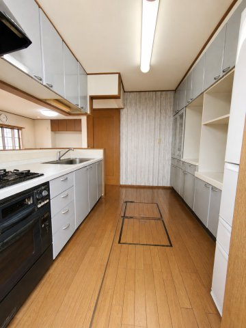 越谷市大字大杉　二世帯中古注文住宅のキッチン|キッチンはこだわりの注文住宅ならではのオーブンや大型カップボードも！
デジタル加工された写真です。