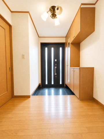 越谷市大字大杉　二世帯中古注文住宅の玄関|玄関はとっても広々！！
デジタル加工された写真です。