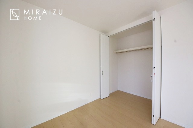 【洋室】 | 暮らしやすさを考えたプランで快適な現地ロケーションを実現。安らぎに満たされる、ゆとりのある日々を過ごせます♪