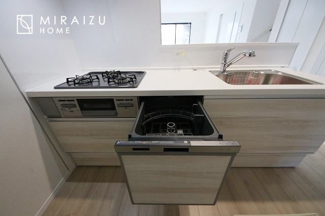 【キッチン】 | 広々としたキッチンは大きな深型シンク、3口コンロ、換気扇、大きなお鍋から小物まで取り出しやすさを考えられた引き出し収納の付いたシステムキッチンです。