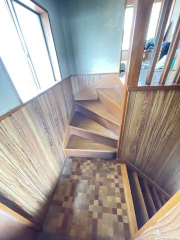 柏井町1丁目　戸建の内装|中2階から2階への階段