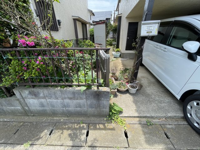 柏井町1丁目　戸建の外観|駐車スペース横の様子