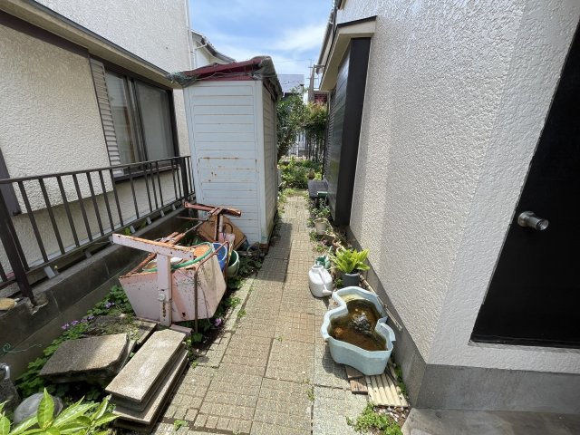 柏井町1丁目　戸建の外観|お庭へつながる通路
