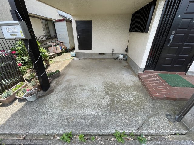 柏井町1丁目　戸建の外観|駐車スペース　※幅奥行高さの為、小型の軽自動車以外入りません。