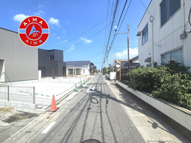 福津市西福間3丁目第1-4棟（1号棟）の前面道路含む現地写真|前面道路は閑静な住宅地をはしる車通りの少ない道路。お車の出し入れが苦手なママや小さなお子様にも安心ですね。しっかり舗装もされているので、ベビーカーや自転車で通っても快適に通行できます。前面道路です。