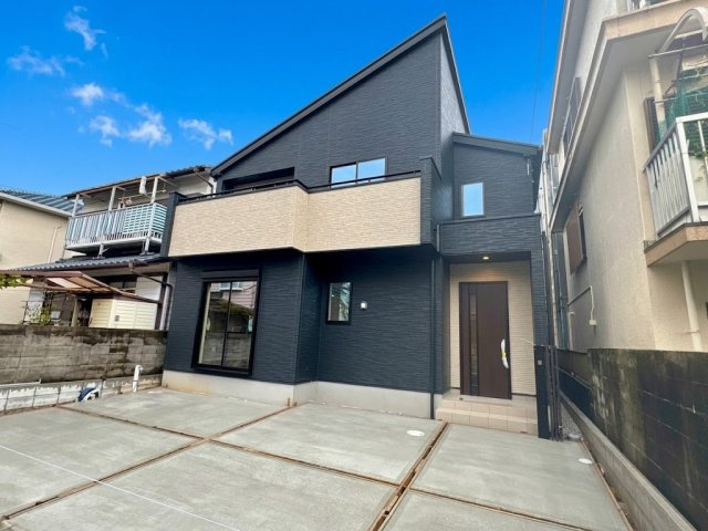「入明駅5分、小中学校近く」高知市昭和町　新築一戸建ての外観|【シックな黒×片流れ屋根】街並みに美しく映える、洗練されたモダン邸宅☆