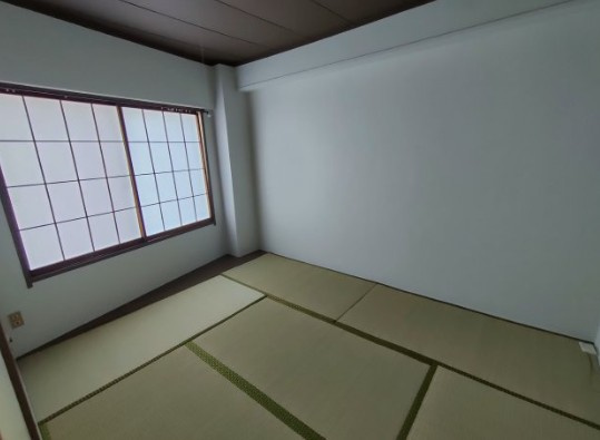 横浜市神奈川区東神奈川２丁目の賃貸マンションのエントランス