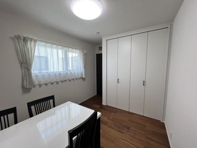 井上町戸建の洋室