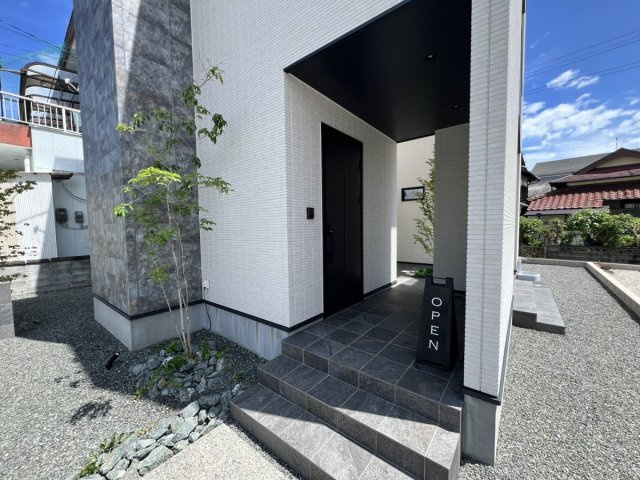 井上町戸建の玄関