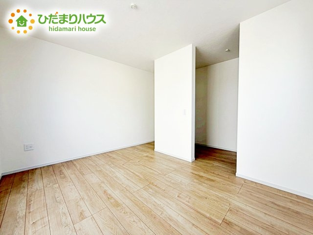 【寝室】 | 水戸市赤塚1期　新築戸建　1号棟 | バルコニーに面していて、たっぷり光りの入る明るい主寝室です！