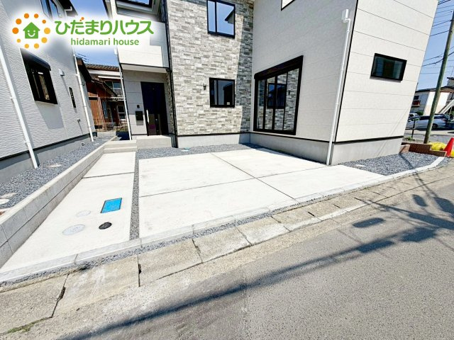 【前面道路含む現地写真】 | 水戸市赤塚1期　新築戸建　1号棟 | 繁華街のようなにぎやかさがないため、車の音や話し声が少なく、静かな生活を望む人に適している閑静な住宅地！