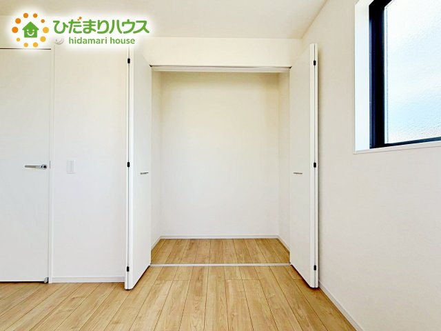 【洋室】 | 水戸市赤塚1期　新築戸建　1号棟 | 二面採光の設計で明るい時間帯は陽が入り、リラックス出来るお部屋となっています。