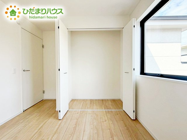 【洋室】 | 水戸市赤塚1期　新築戸建　1号棟 | 洗練された空間にやわらかい光が差し込み、お気に入りの家具や小物が映えます。