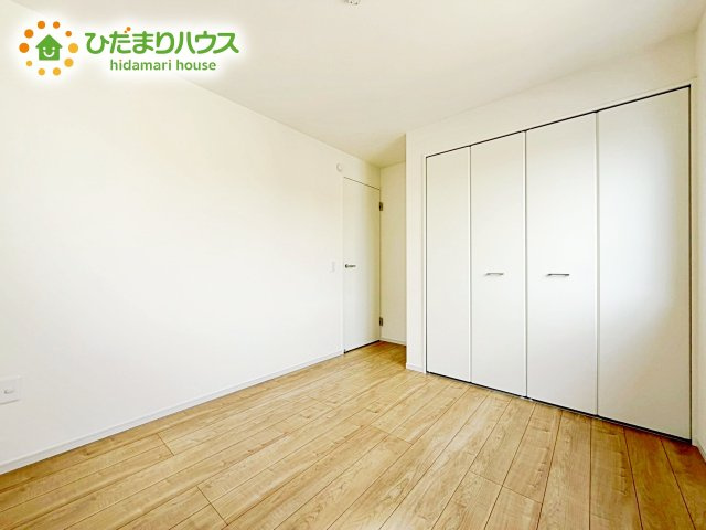 【洋室】 | 水戸市赤塚1期　新築戸建　1号棟 | 室内には収納スペースもあり、衣類や小物類をたっぷり収納可能。お部屋をより広くお使いいただけます。