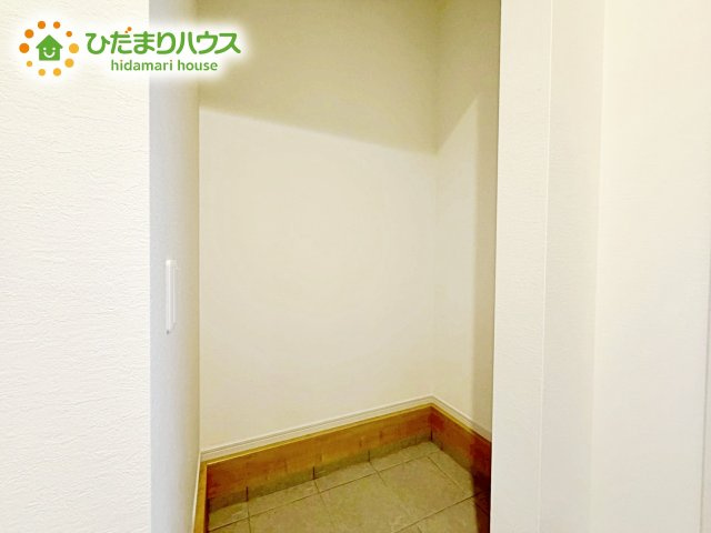 【玄関】 | 水戸市赤塚1期　新築戸建　1号棟 | 天井まであるシューズボックスは、家族全員の靴が入るため、散らかりがちな玄関もスッキリ片付きますね。
