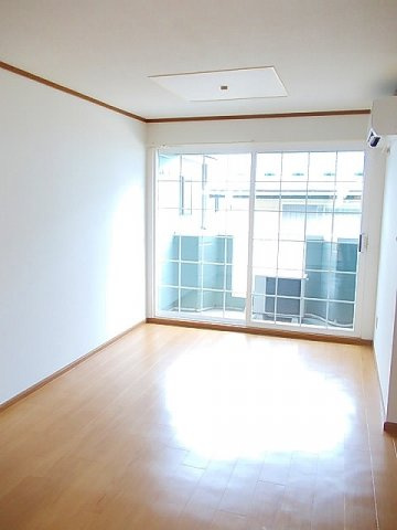 ローテローゼＹの居間・リビング|ゆったり過ごせる居間です