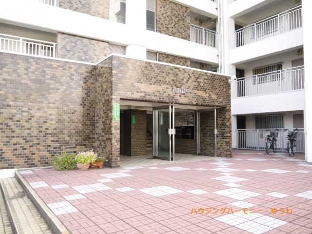 【エントランス】 | 南町住宅 | タイル敷きの大変開放感あるなエントランス。