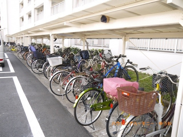 【その他共用部分】 | 南町住宅 | 敷地内に、便利な屋根付き駐輪場があります。