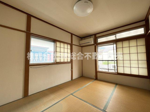 六万寺町3丁目中古戸建の和室|2面採光の明るいお部屋です！