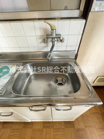 六万寺町3丁目中古戸建のキッチン|洗い物をするには十分なスペースがあります！